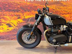 2025 Triumph Bonneville Bobber Bobber Black