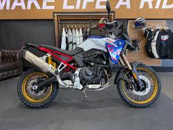 2026 BMW Motorrad F 900 GS ENDURO Racing blue metallic matt / Light white. (14-10)