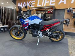 2026 BMW Motorrad F 900 GS ENDURO Racing blue metallic matt / Light white. (14-10)