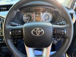 2021 TOYOTA HILUX SR5 (4x4)