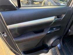 2021 TOYOTA HILUX SR5 (4x4)