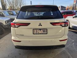 2023 Mitsubishi Outlander ES