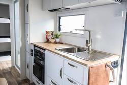 2026 Leader Caravans 2260_Cr_K1e7b_T Gold Le 22'6 3 Bunk