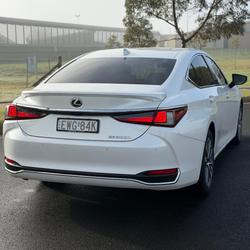 2023 Lexus ES 300h Luxury