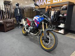 2026 BMW Motorrad F 900 GS ENDURO Racing blue metallic matt / Light white. (14-10)
