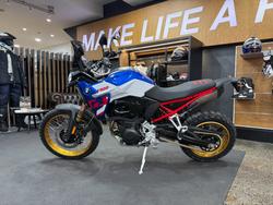 2026 BMW Motorrad F 900 GS ENDURO Racing blue metallic matt / Light white. (14-10)