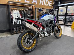 2026 BMW Motorrad F 900 GS ENDURO Racing blue metallic matt / Light white. (14-10)