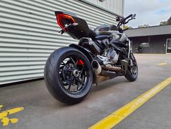 2023 Ducati Streetfighter V2 Streetfighter Green