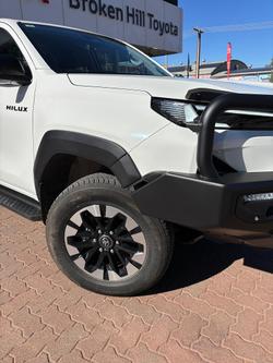 2025 Toyota Hilux SR5 48V