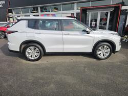 2025 Mitsubishi Outlander ES