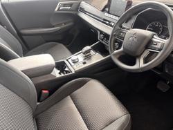 2024 Mitsubishi Outlander ES