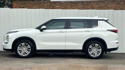 2023 Mitsubishi Outlander ES