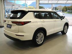 2024 Mitsubishi Outlander ES