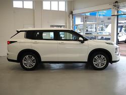 2024 Mitsubishi Outlander ES