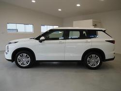 2024 Mitsubishi Outlander ES