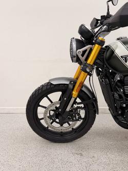 2026 Triumph SCRAMBLER 400 X Matt Khaki Green / White