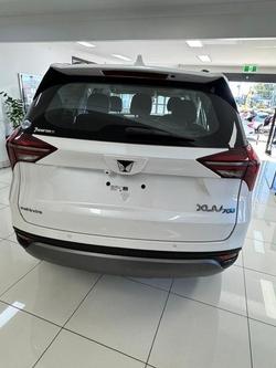 2025 Mahindra XUV700 AX7