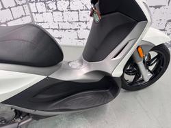 2014 Piaggio Beverly 350 (BV 350) Beverly White