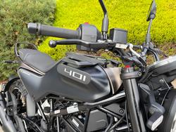 2023 Husqvarna SVARTPILEN 401 Black