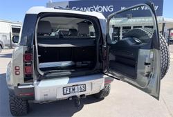 2021 Land Rover Defender 90 D300 SE