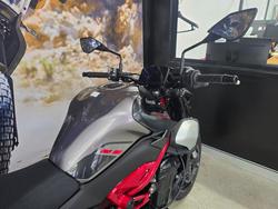 2025 Kawasaki Z900 (ZR900) RED