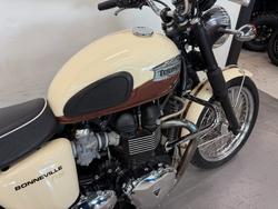 2011 Triumph BONNEVILLE T100 White