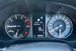 2025 Toyota Hilux SR5 48V