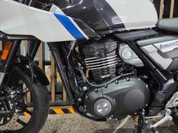 2026 Triumph THRUXTON 400 PEARL WHITE METALLIC