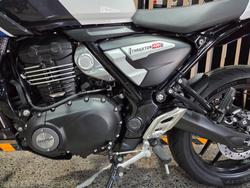 2026 Triumph THRUXTON 400 PEARL WHITE METALLIC