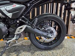 2026 Triumph THRUXTON 400 PEARL WHITE METALLIC