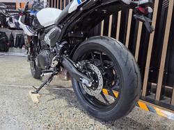 2026 Triumph THRUXTON 400 PEARL WHITE METALLIC