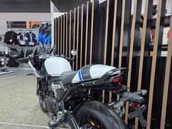 2026 Triumph THRUXTON 400 PEARL WHITE METALLIC