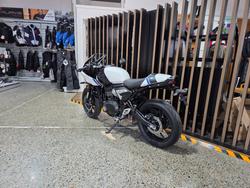 2026 Triumph THRUXTON 400 PEARL WHITE METALLIC