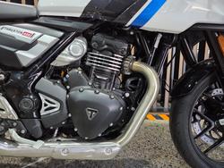 2026 Triumph THRUXTON 400 PEARL WHITE METALLIC