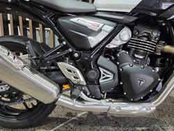 2026 Triumph THRUXTON 400 PEARL WHITE METALLIC