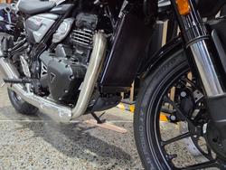 2026 Triumph THRUXTON 400 PEARL WHITE METALLIC
