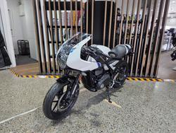 2026 Triumph THRUXTON 400 PEARL WHITE METALLIC
