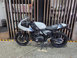 2026 Triumph THRUXTON 400 PEARL WHITE METALLIC