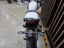 2026 Triumph THRUXTON 400 PEARL WHITE METALLIC