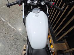 2026 Triumph THRUXTON 400 PEARL WHITE METALLIC
