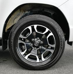 2025 Toyota Hilux SR5 48V