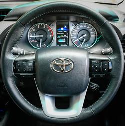 2025 Toyota Hilux SR5 48V