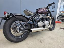 2018 Triumph Bonneville Bobber Bobber Burgundy