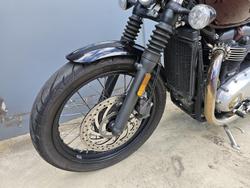 2018 Triumph Bonneville Bobber Bobber Burgundy