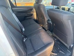 2020 Toyota Hilux HILUX 4x4 2.8L DSL D/C/C 6AT SR 2L71010 001 Glacier White
