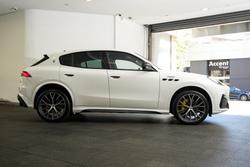 2026 Maserati Grecale TROFEO 530HP 4WD Bianco Banchisa-240