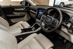 2023 VOLVO XC40 ULTIMATE B5 DARK MHEV