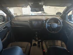 2025 ISUZU
                D-MAX XT