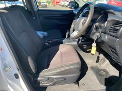 2017 TOYOTA HILUX SR (4x4)