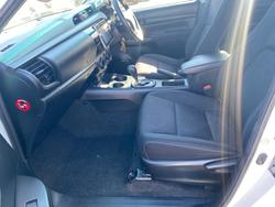 2017 TOYOTA HILUX SR (4x4)